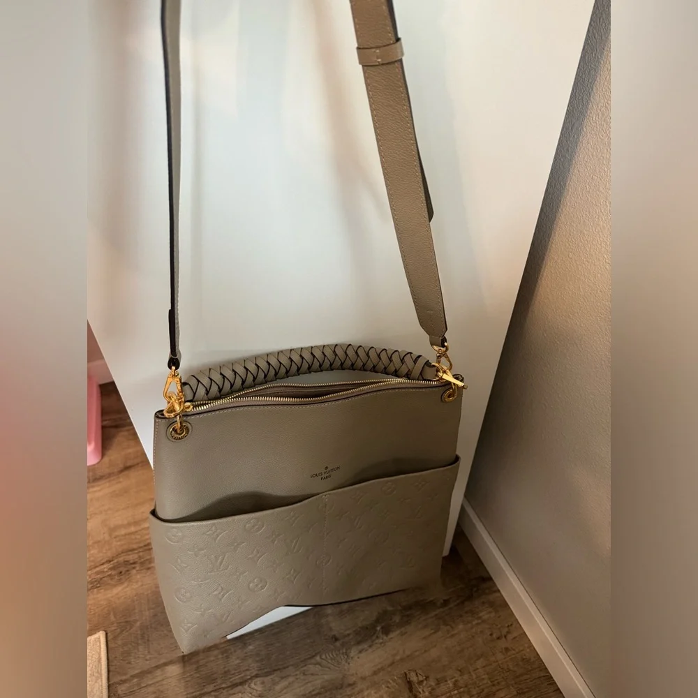 Faux LV purse - Picture 6 of 6